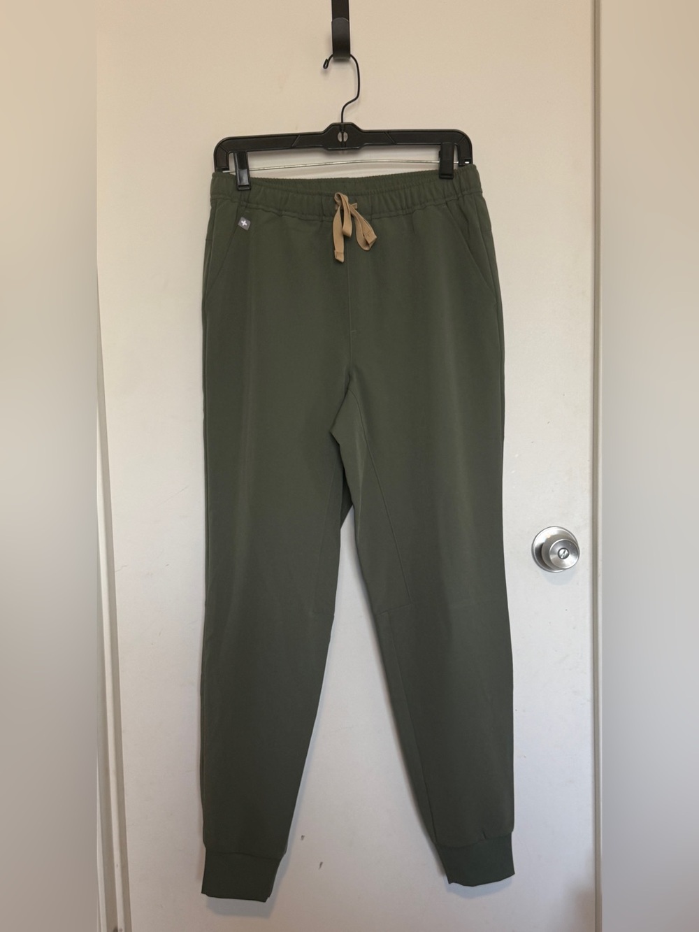 FIGS Men's or Unisex Tansen Jogger Scrub Pants Size XS Reg Color Moss